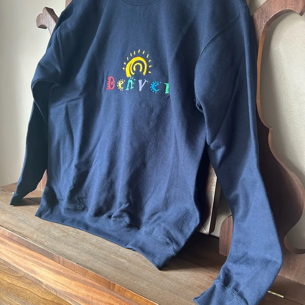 NWOT VNT 90s Embroidered  'Denver' on Gildan Navy Blue Sweatshirt: Size SMALL - Image 6