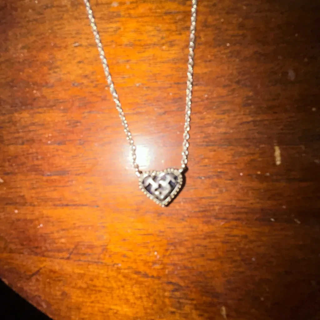 Kendra Scott Silver Ari Necklace with Small Blue Iridescent Heart - Image 4