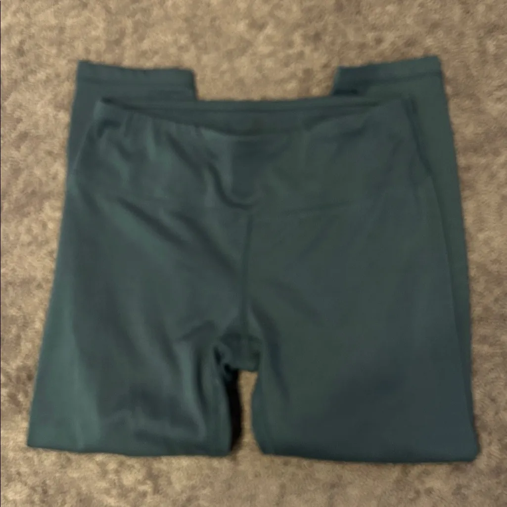 Size medium athletic cropped leggings bundle!! - Image 6
