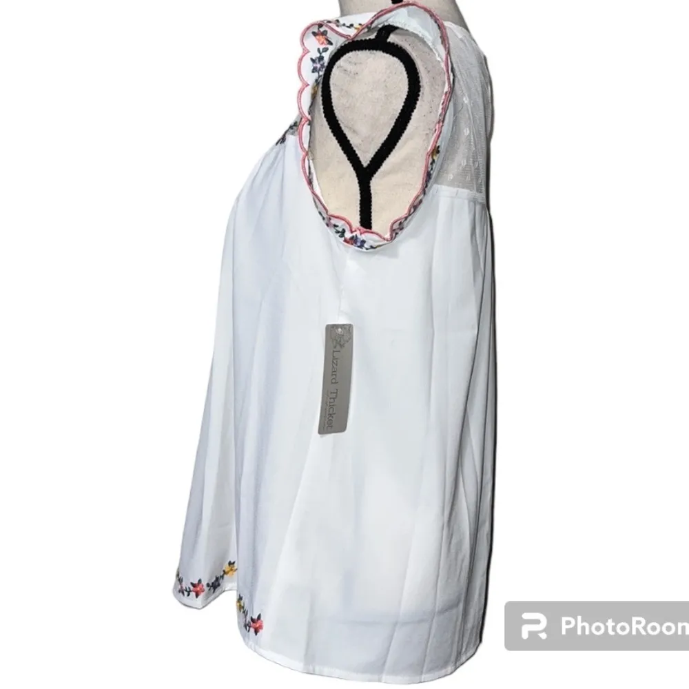 TRIBE womens small dainty ivory babydoll top flutter sleeves & floral design - Image 5