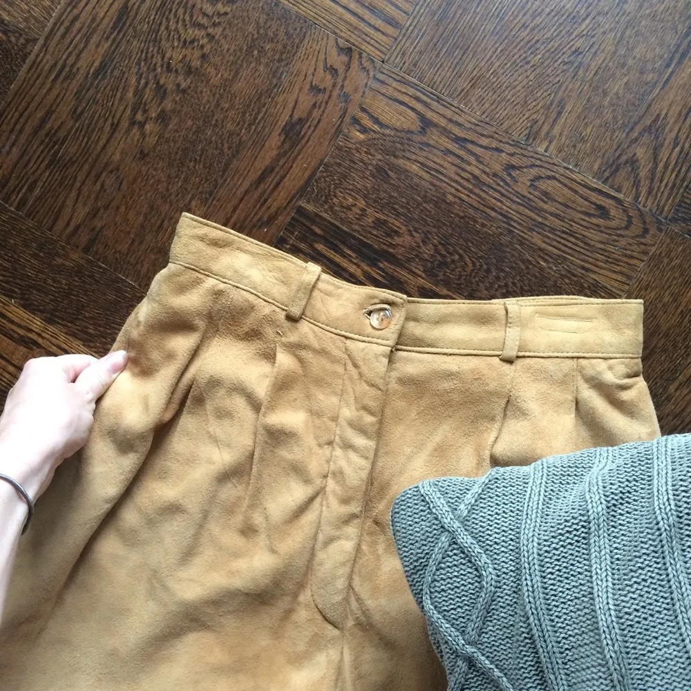 Vintage Leather High Waisted Shorts 80s academia suede shorts pleated Tan Size 2 - Image 4