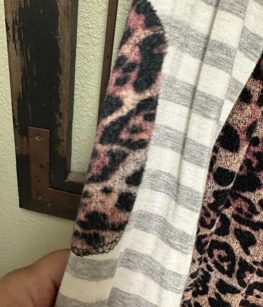 Viamor long sleeve cheetah print top Size M - Image 3