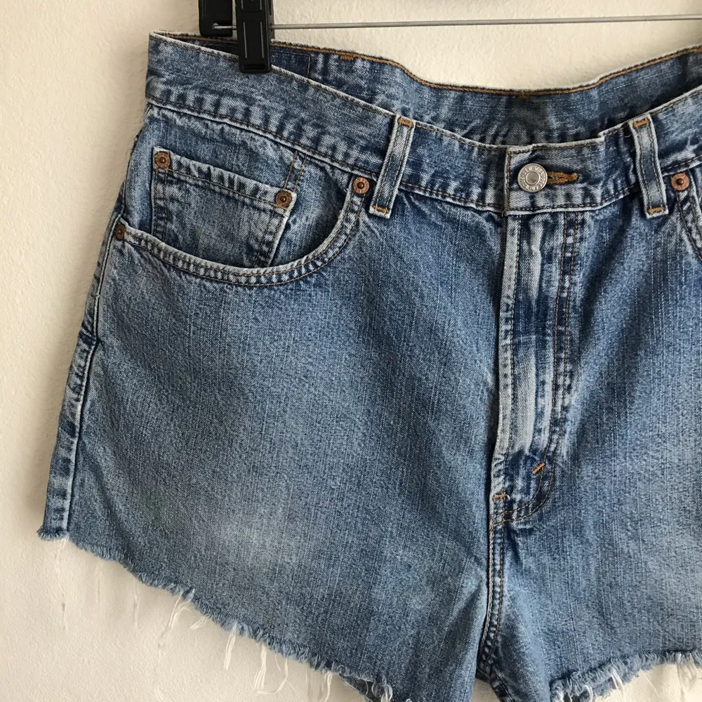 Levi’s 569 Raw Hem Denim Cut Off Shorts - Image 4