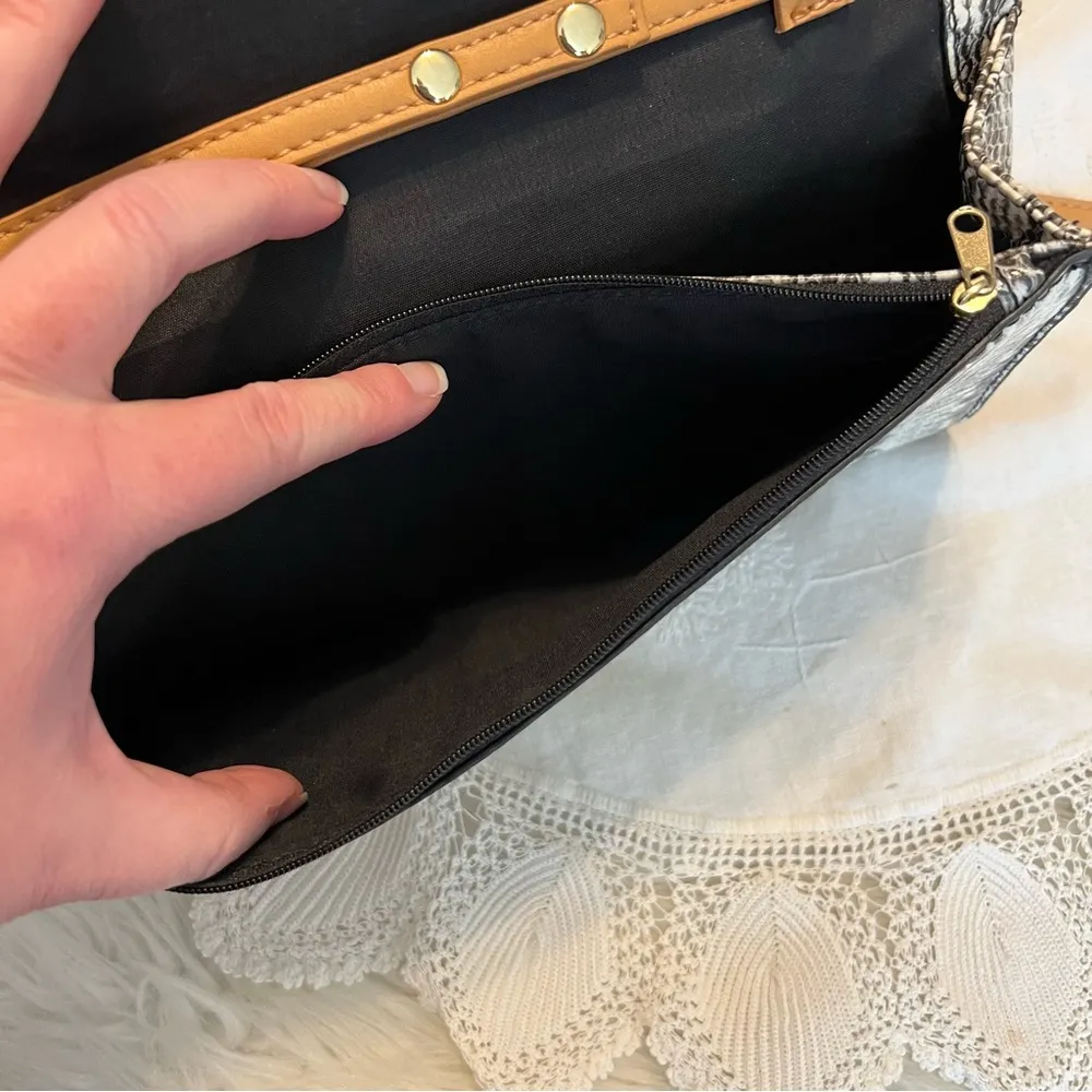 Jaclyn Smith Faux Snake Reptile Print Clutch Or Crossbody Purse Removable Strap - Image 10