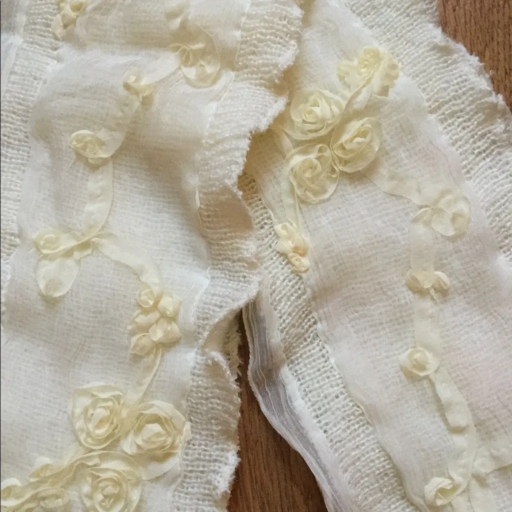 Coldwater Creek white and beige lace embroidered satin flowers knit scarf - Image 4