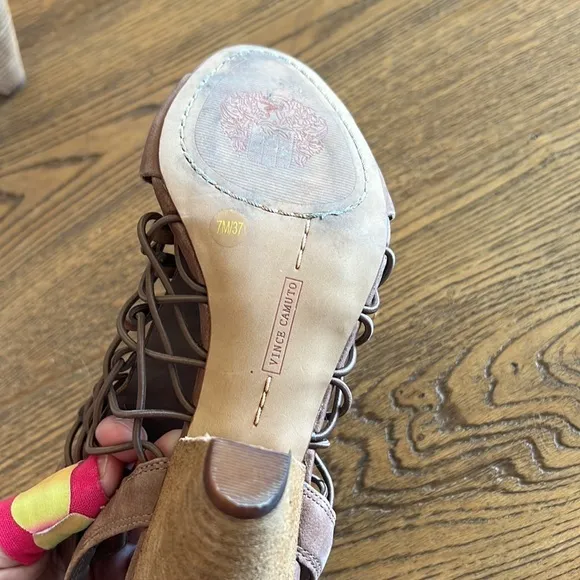 Vince Camuto size 7 brown‎ strap he heal - Image 3