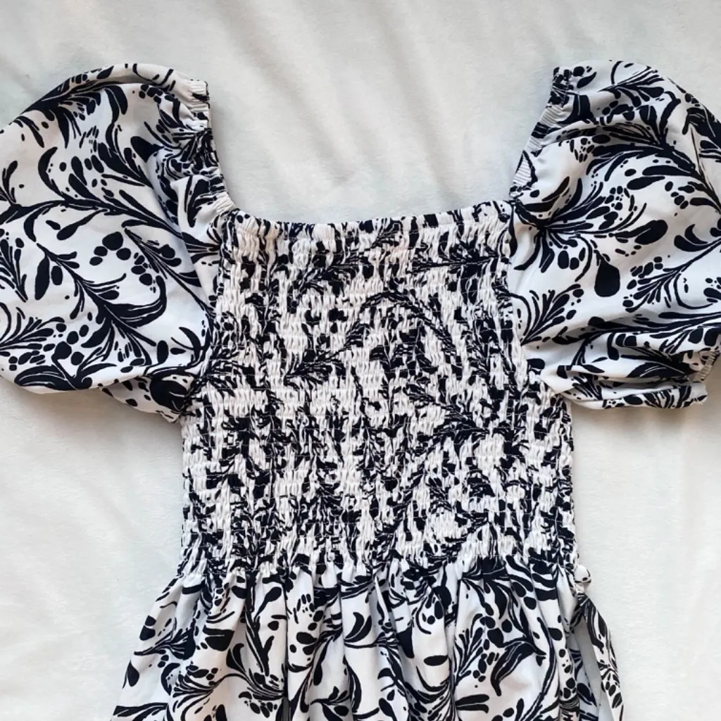 white and black paisley floral puff sleeve smocked dress - Image 2
