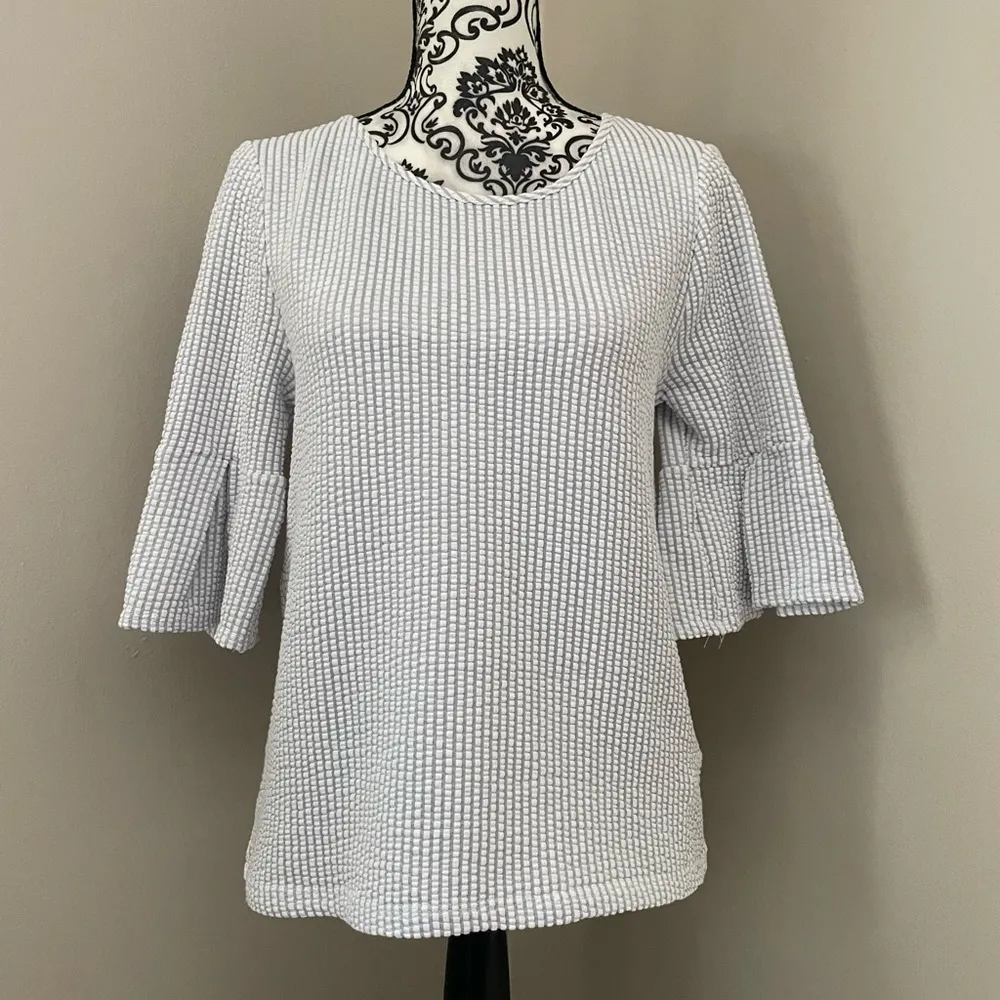 Green Envelope Bell Sleeve Gray and White Seersucker Top Size Small. - Image 9