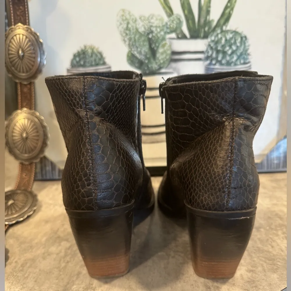 Very G Snakeskin Faux Leather Ankle Boots Stacked Heels  Size 8. - Image 6