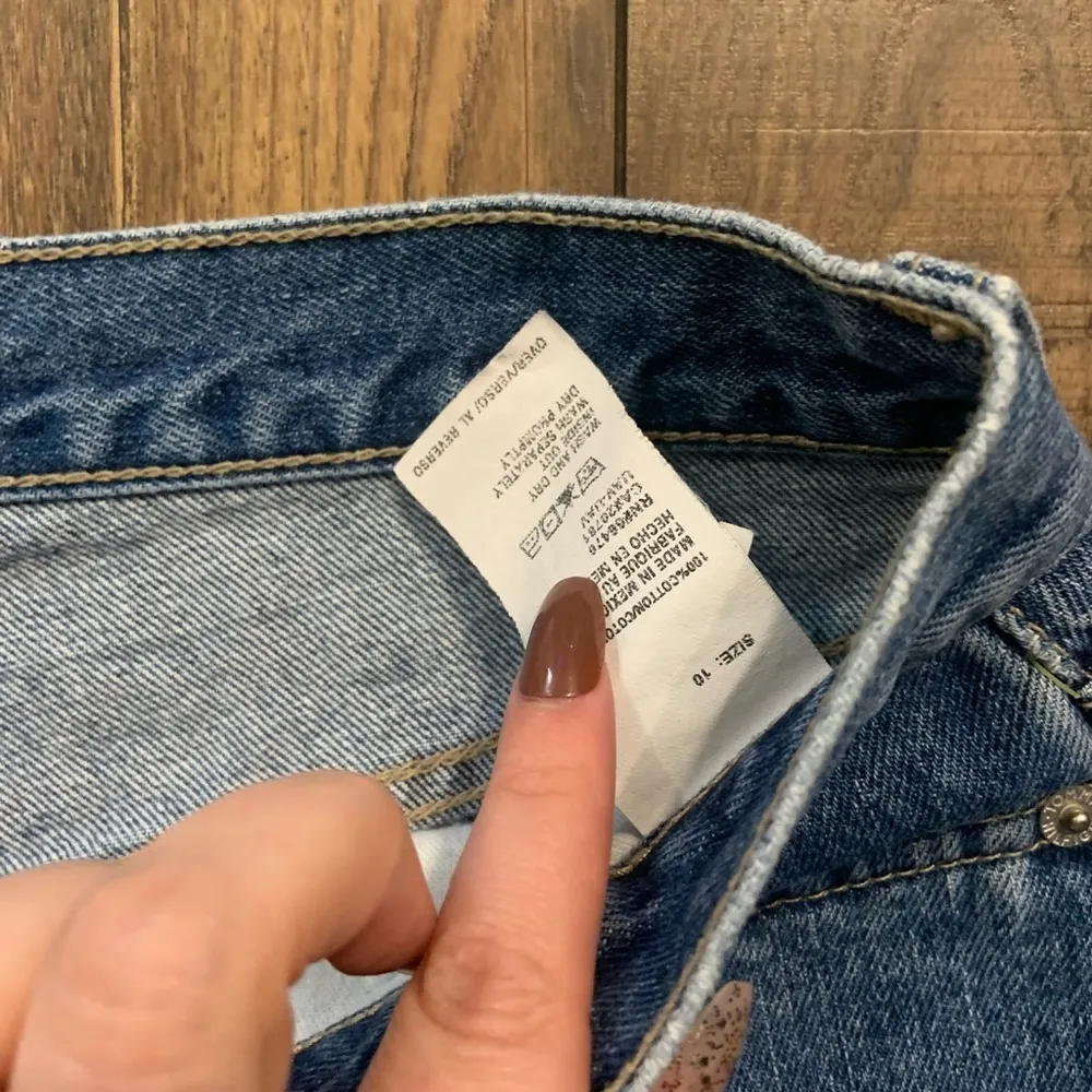 Vintage Y2K Tommy denim shorts 90s logo & flag detail size 10 - Image 4