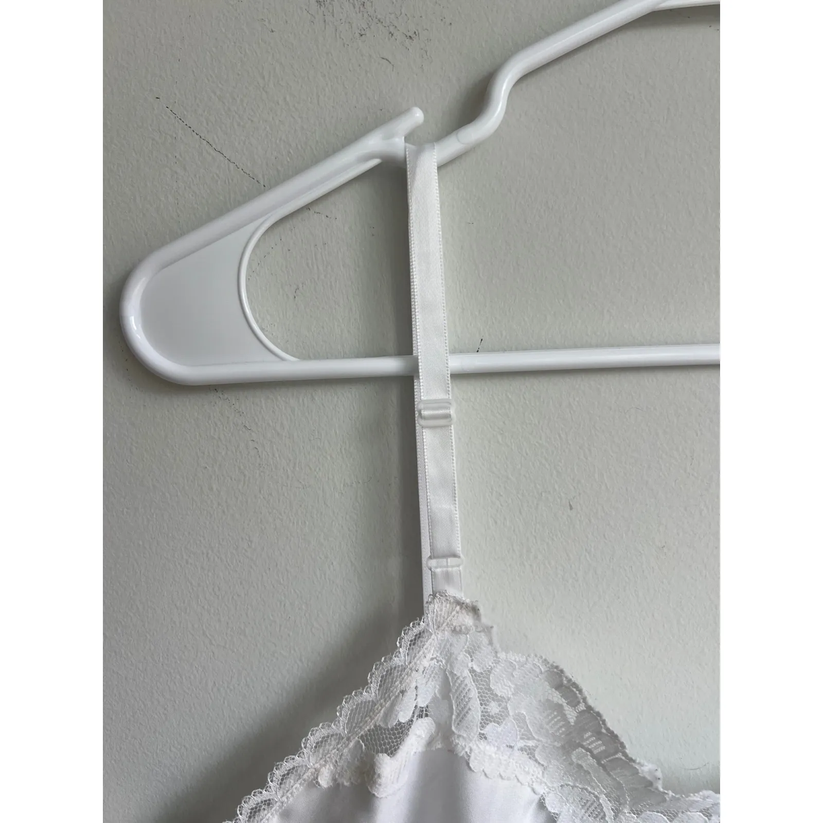 Vanity Fair Cami woman'sWhite Lace Trim Cami Tank Top Adjustable Straps Size 34 - Image 4