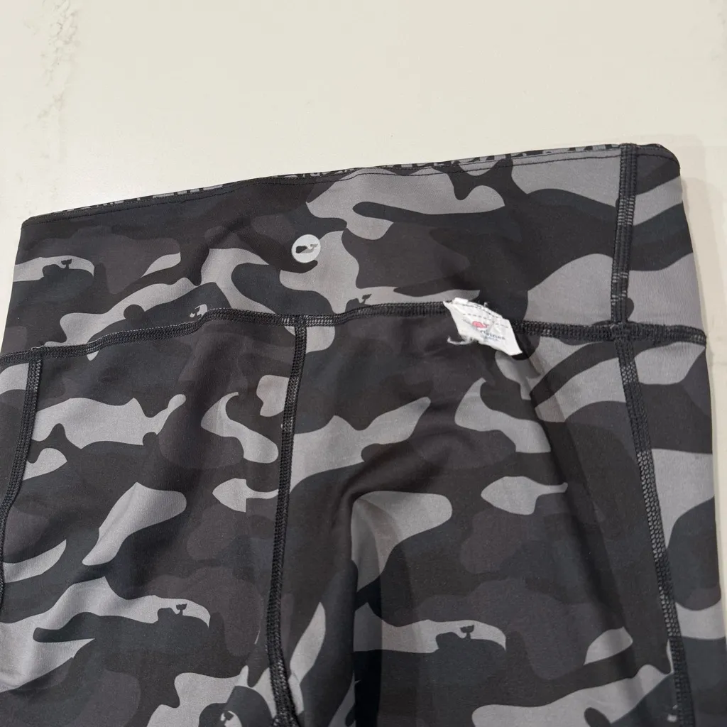 Vineyard Vines Performance Reversible Leggings Women’s Medium Whale/Camo Print - Image 11