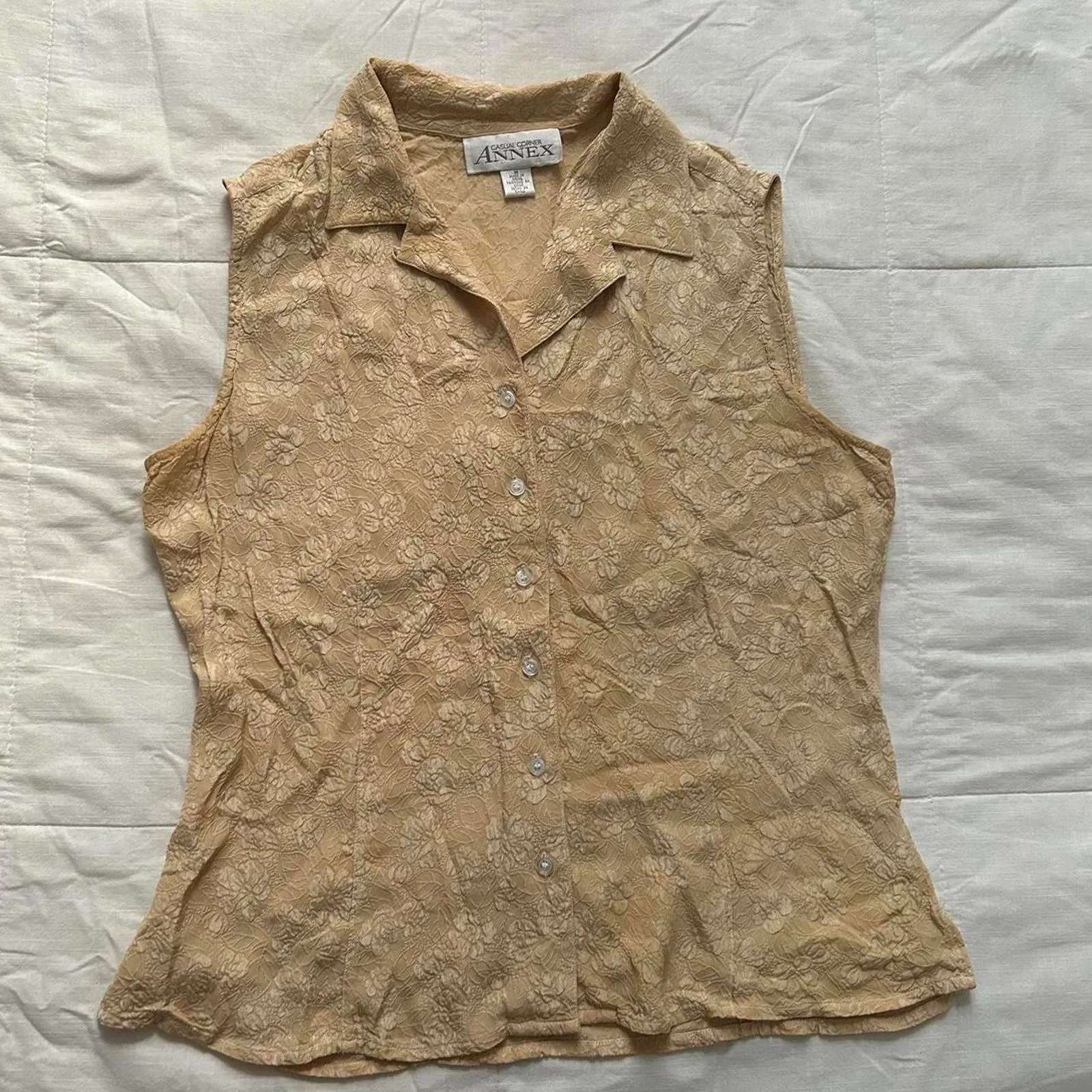 Vintage textured floral jacquard silk sleeveless butter yellow tan blouse Size M - Image 4