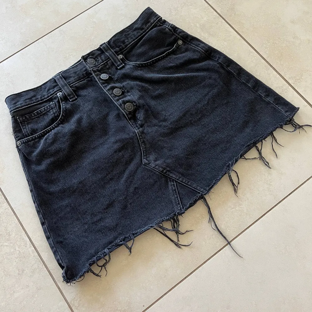 Madewell Rigid Denim A-Line Mini Skirt in Lunar Wash: Button-Front Edition 28 - Image 6