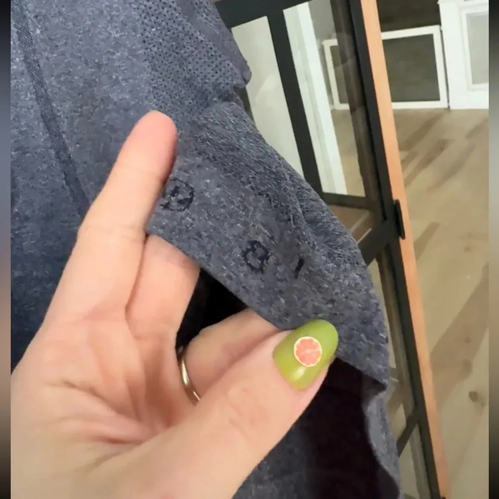 Lululemon Swiftly Tech Tee short sleeve running contrasting marled size 8 navy - Image 4