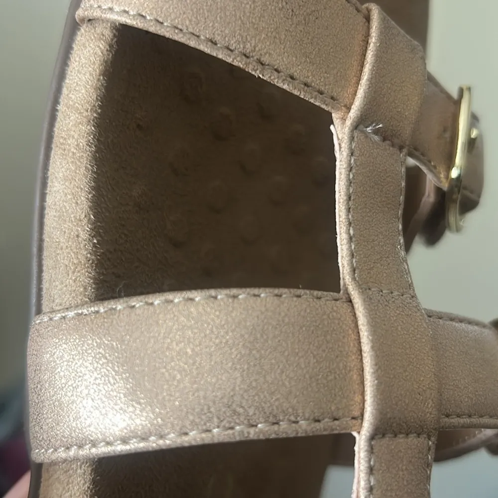 VIONIC Women’s rose gold straps slip on sandals Sz 9 - Image 6