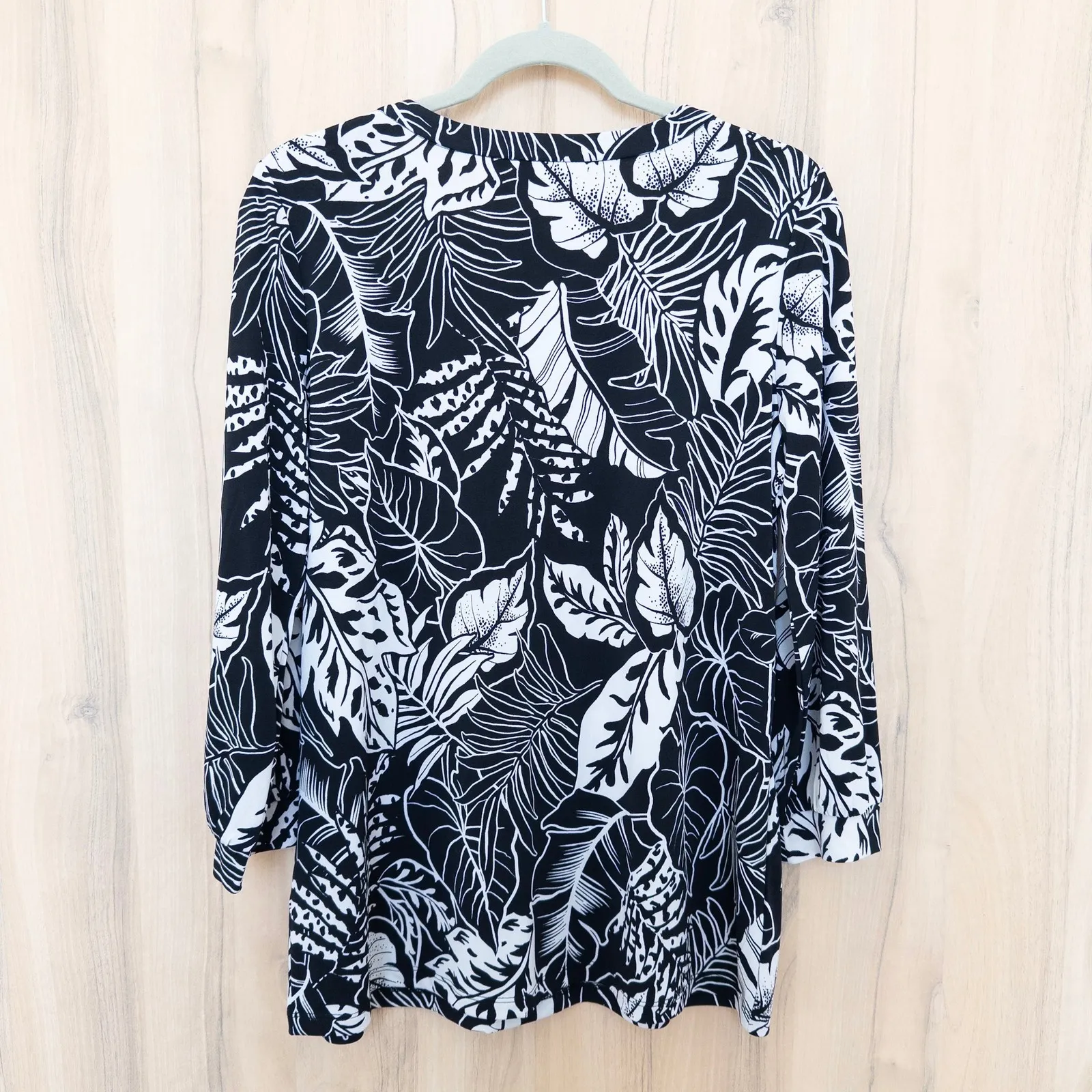 Susan Graver Womens Liquid Knit Top Sz M Black White Tropical Leaf Print Resort - Image 6