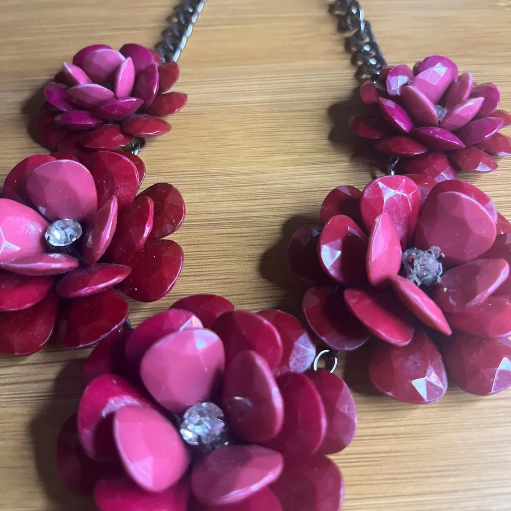 Chic Floral Necklace with Pink Rhinestone Flower Blooms - Image 2
