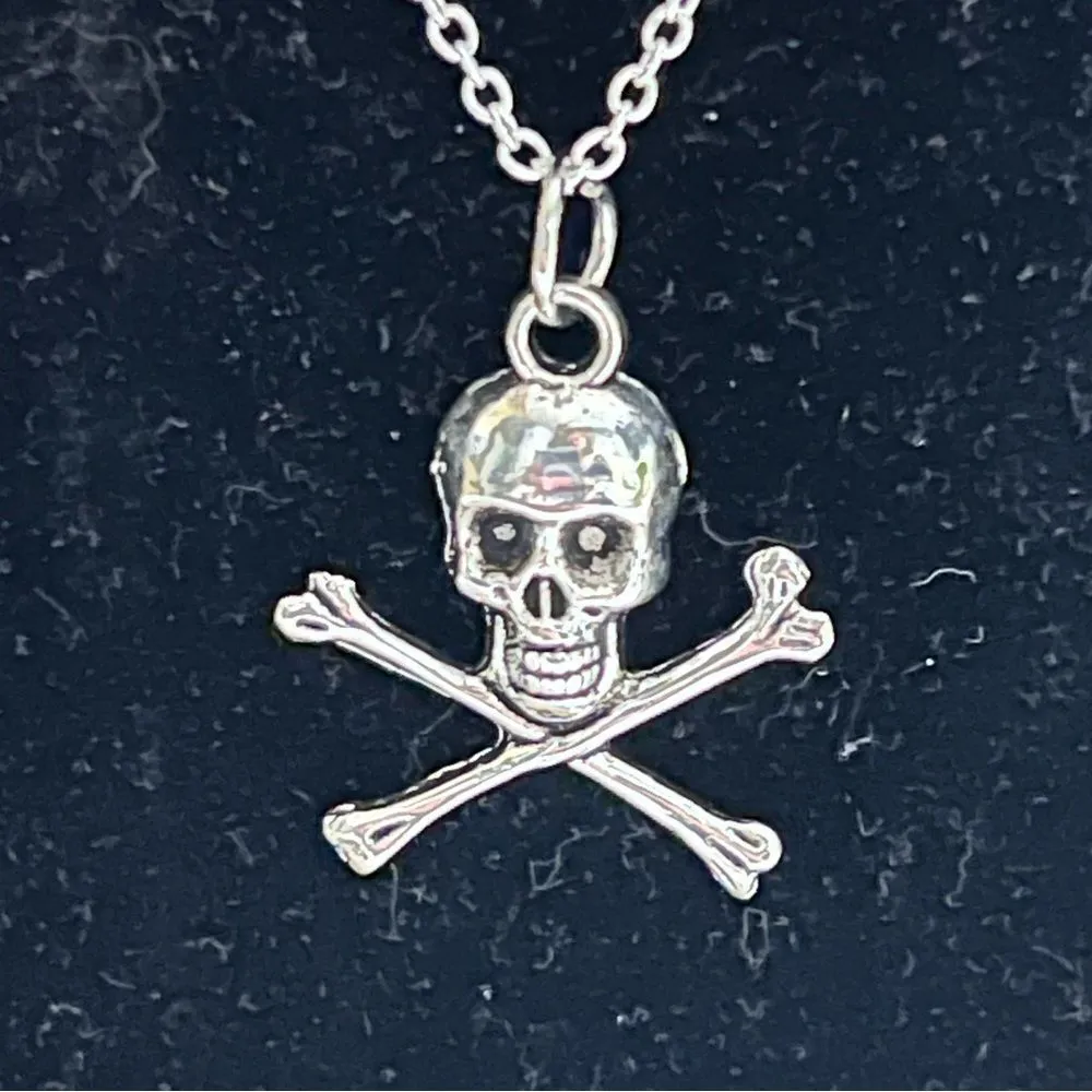 Cool silver color skull and crossbones necklace! New Silver - Image 3