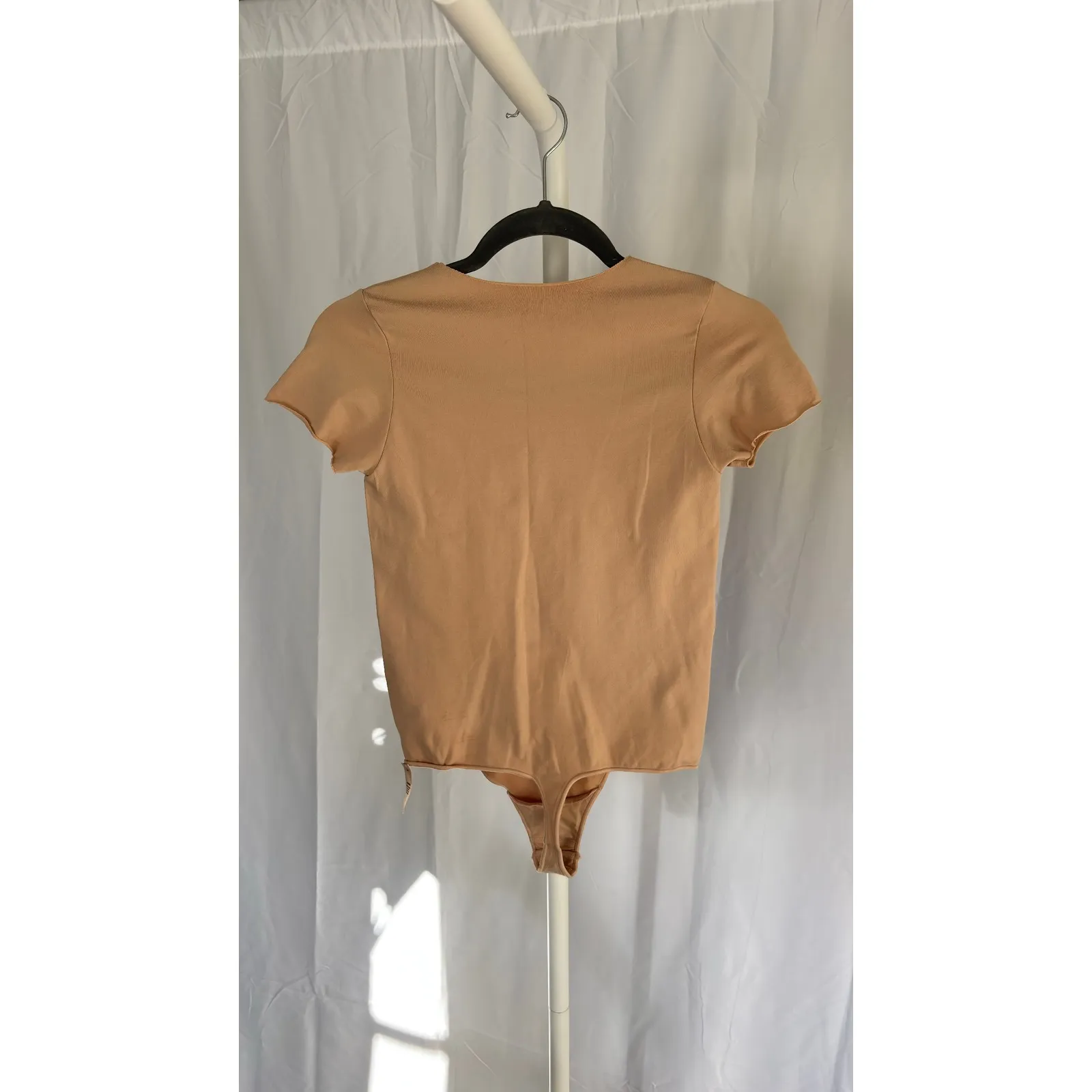 0394. NWOT SKIMS Essential T-Shirt Short Sleeve Bodysuit Nude Tan L/XL - Image 7