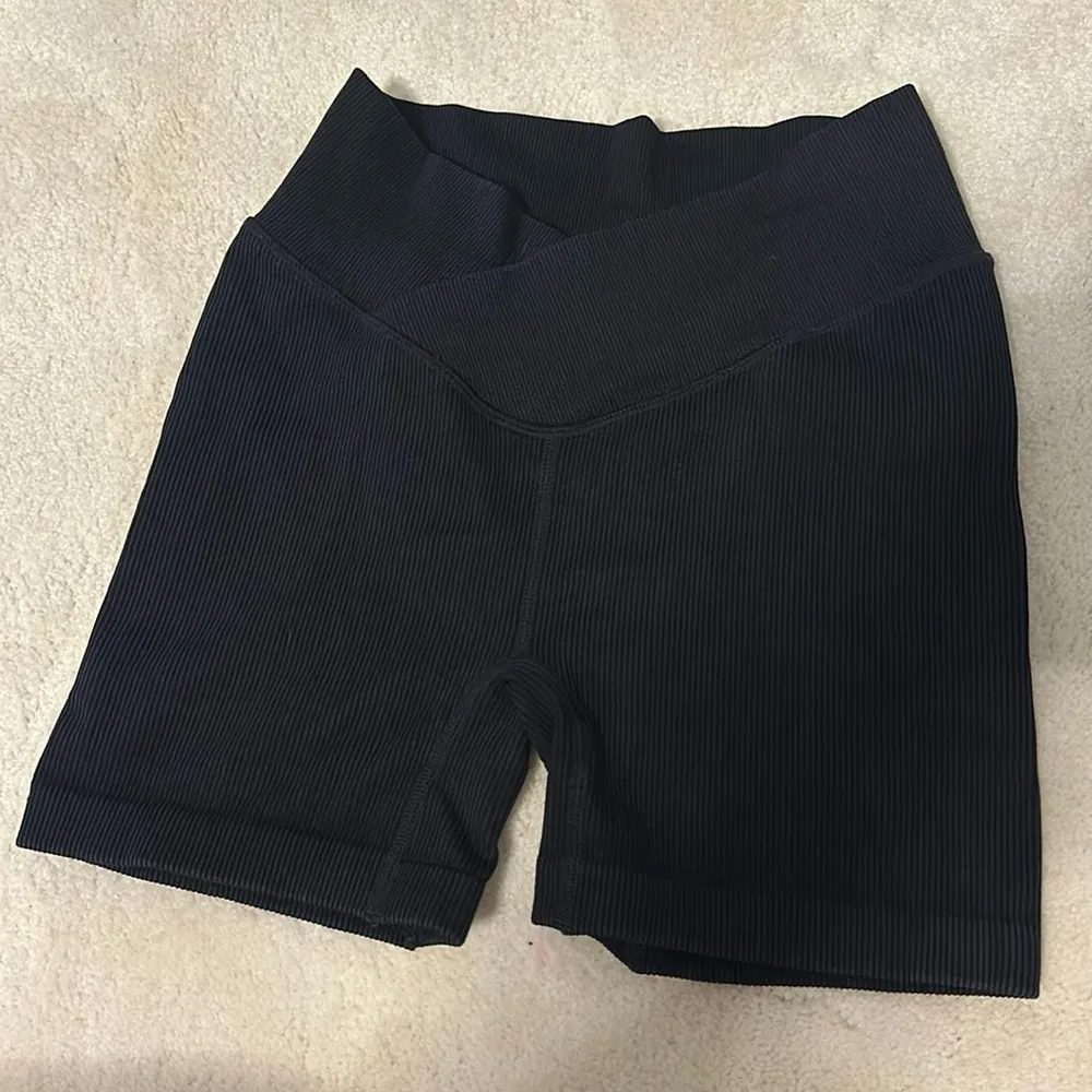 JoyLab VCut Ribbed Bike Shorts - Image 2