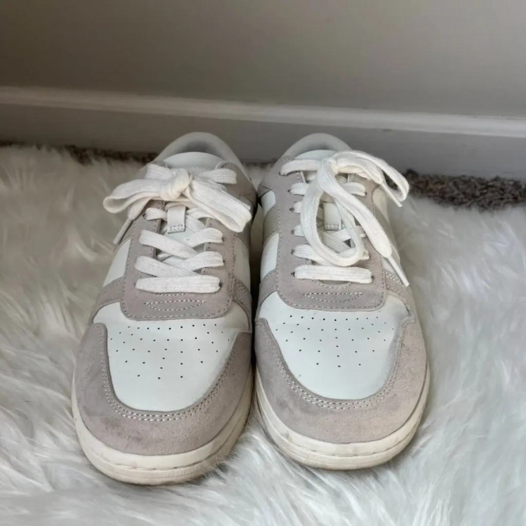 Universal Thread Low Top Lace Up Sneaker Women's 8.5 - Image 3