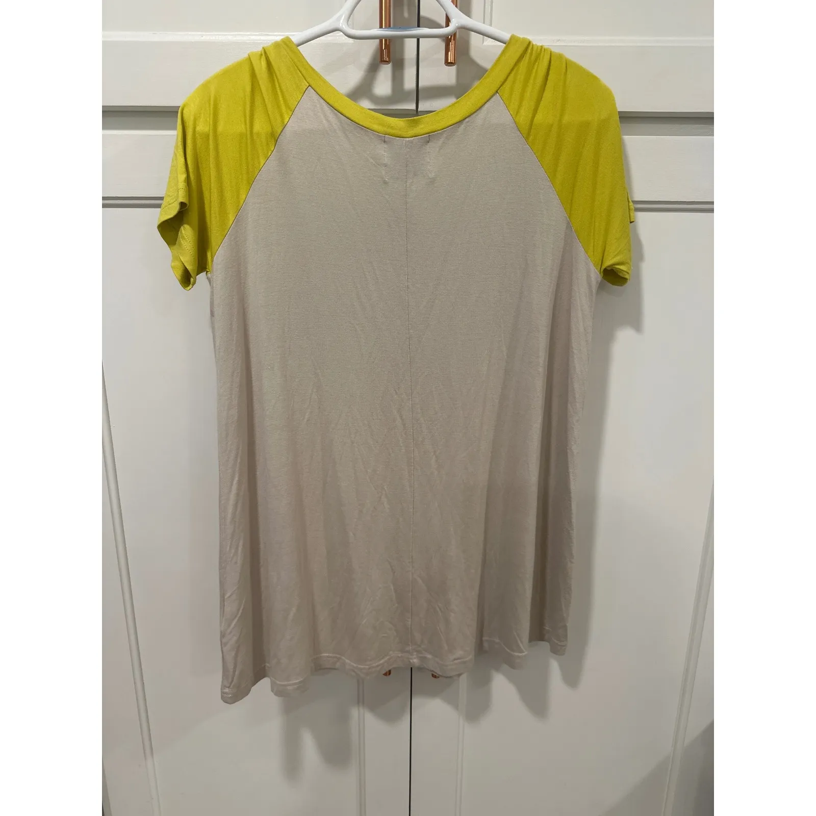 Judith March Blondie T-Shirt Top V-Neck Short Sleeve Yellow Beige Small - Image 4