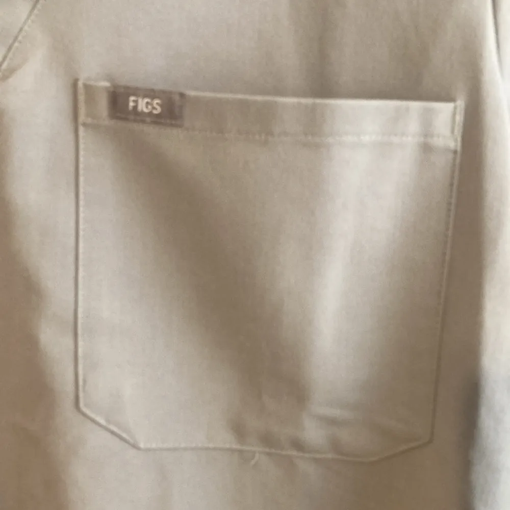 Figs Technical Collection Women’s Size Medium One Pocket Scrub Top Gray Color - Image 2