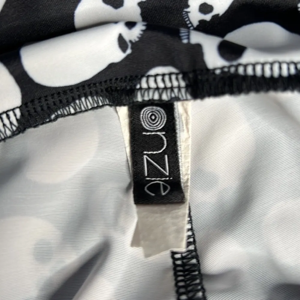 Onzie Skull Print Capri Leggings - Image 7