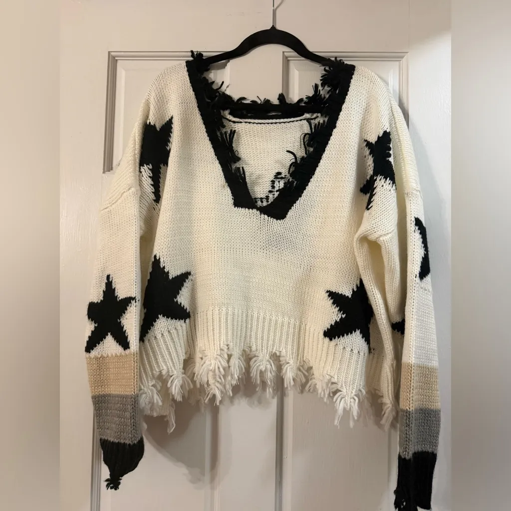 Distressed hem star print pullover sweater in ivory & black medium cropped - Image 7