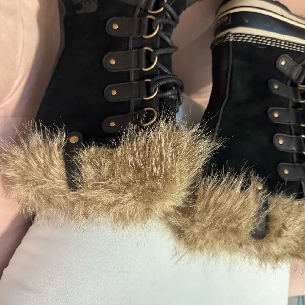 Sorel waterproof outdoor snow boots with fur detail size US 7 - Image 3