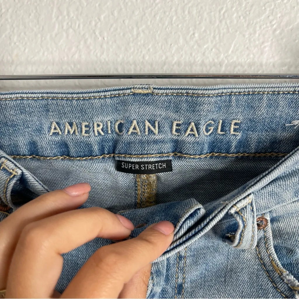 American Eagle Denim Shorts Light Wash High Waisted‎ Distressed Size 4 - Image 3