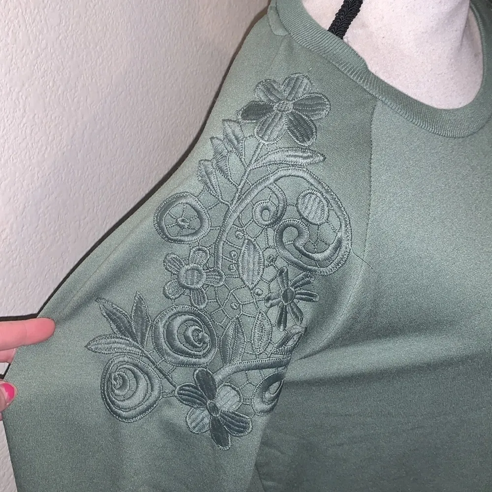 Gloria Vanderbilt  green floral shoulder super soft pullover sweatshirt - Image 3