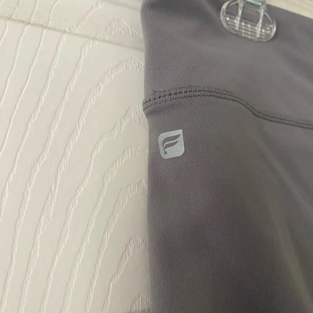 Fabletics Mid-Rise Mesh Powerhold Leggings in Clay/Dusty Rose/Rouge Size Medium - Image 5