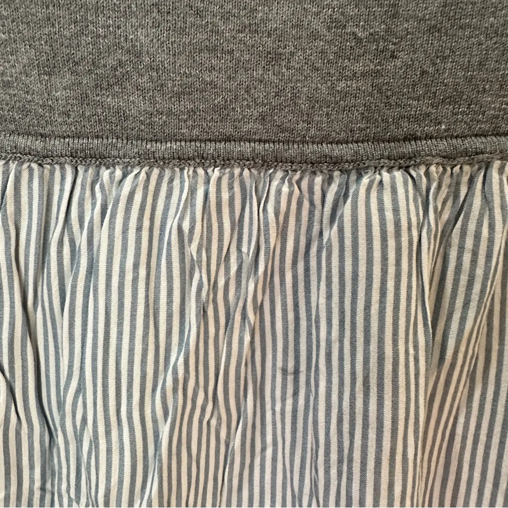 LOFT Outlet Gray Mixed Media V-Neck Sweater Size M – Striped Back Panel - Image 6