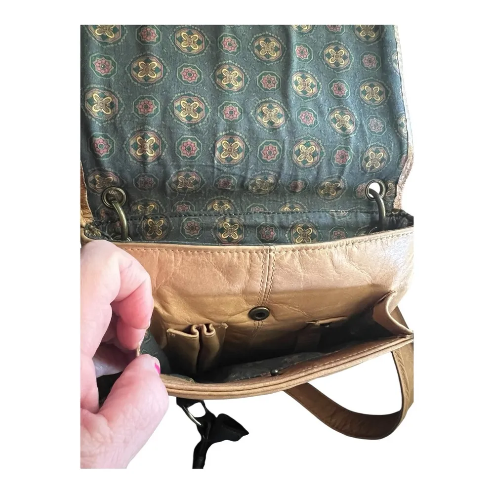 Vintage Leather Subtle Soft Flap Over Crossbody Handbag. Tan - Image 6