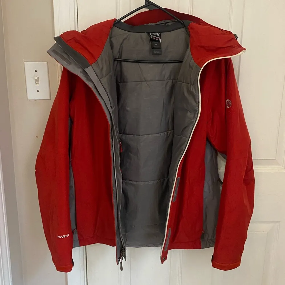 The NorthFace Prima Loft Summit Series Winter Coat in Red & Grey - Image 9