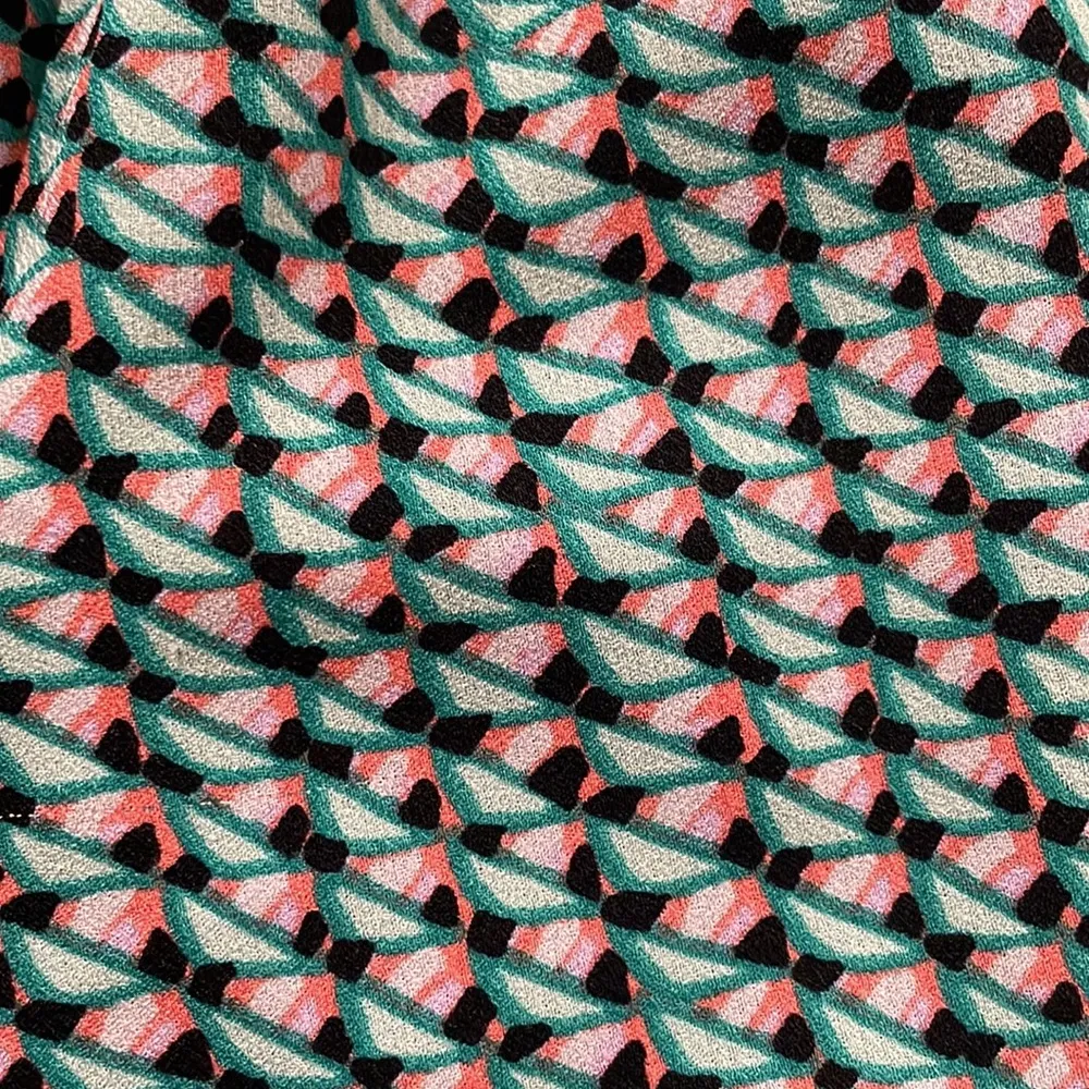 BCBGMaxazria 2 pocket pant in sea green and coral print with black side stripe - Image 6