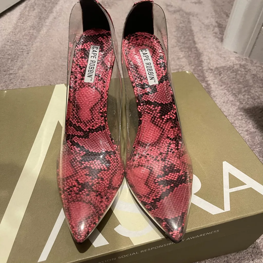 NWOT CAPE ROBBIN CLEAR  TRANSPARENT PINK SNAKE PUMPS 9 - Image 12
