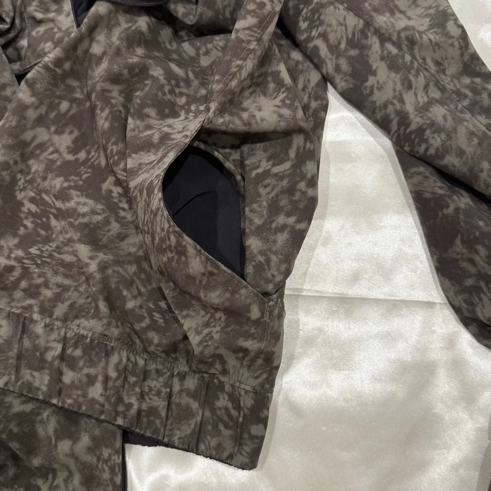 Lululemon Bombs Away Jacket Black Medium Olive Dark Olive Size 8 Reversible - Image 16