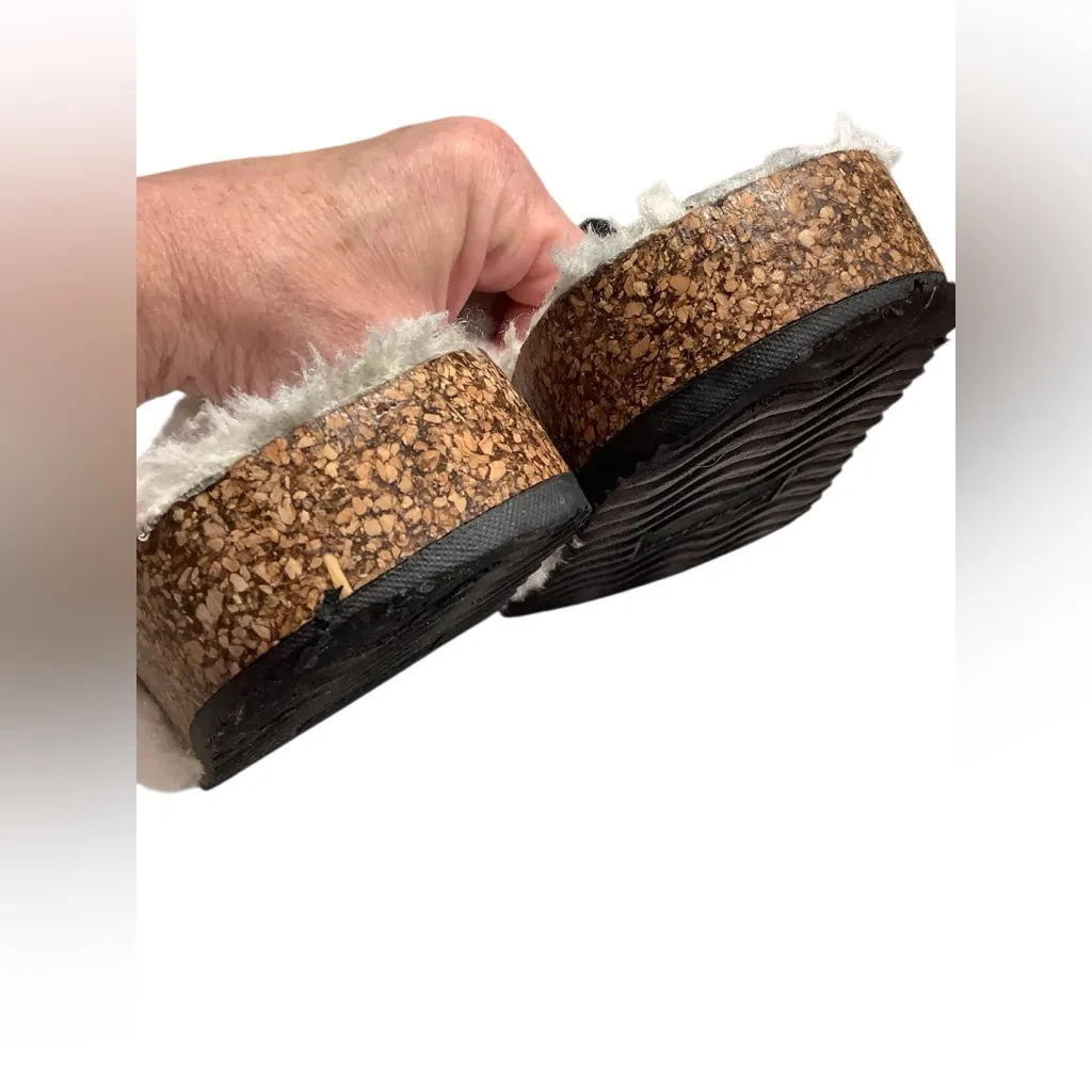 Forever (not forever 21) Cozy Cream colored Furry Amphibious Sole Slippers. White Size 7 - Image 3