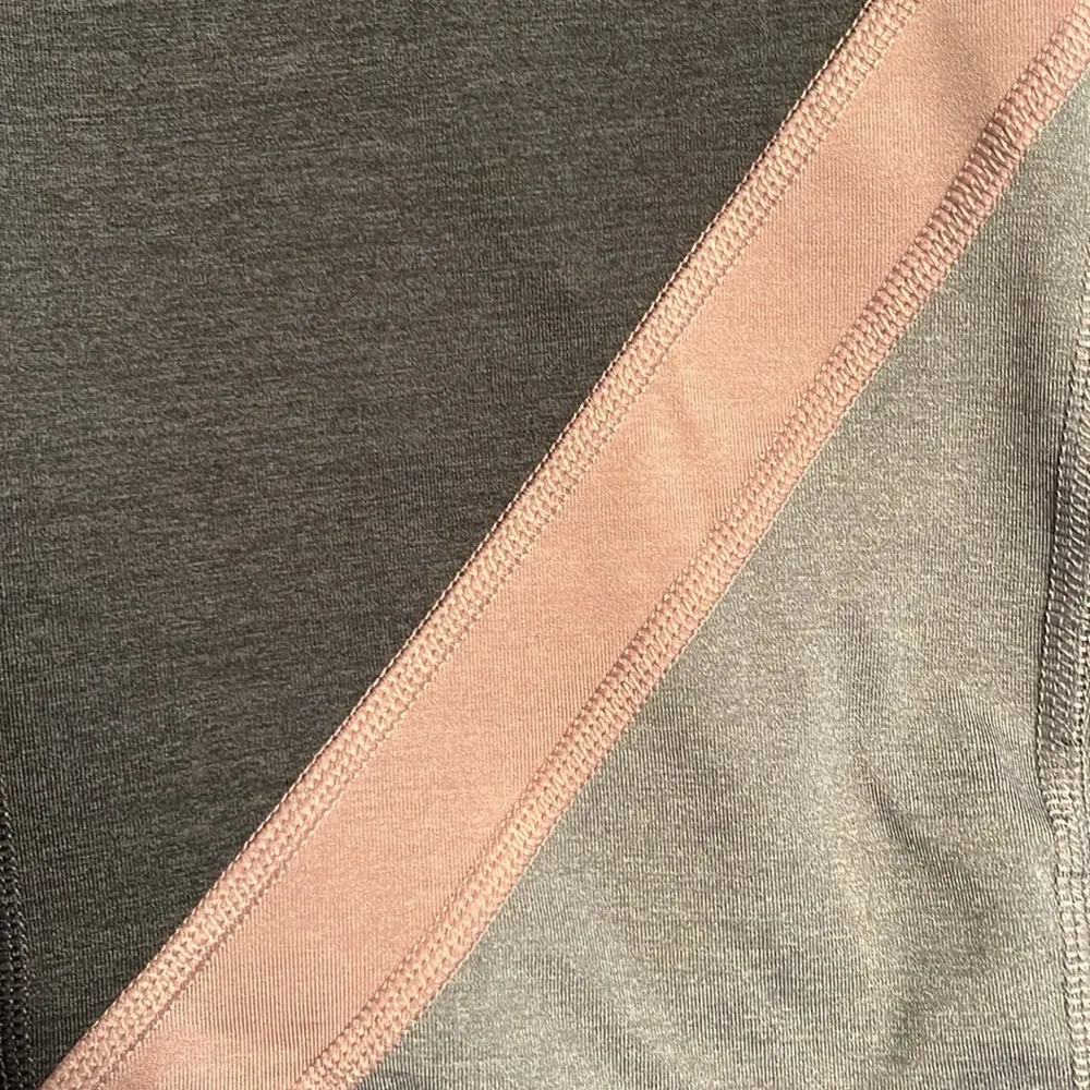 Old Navy Women’s High Rise pink gray 7/8 Length Elevate Compression Leggings S - Image 8