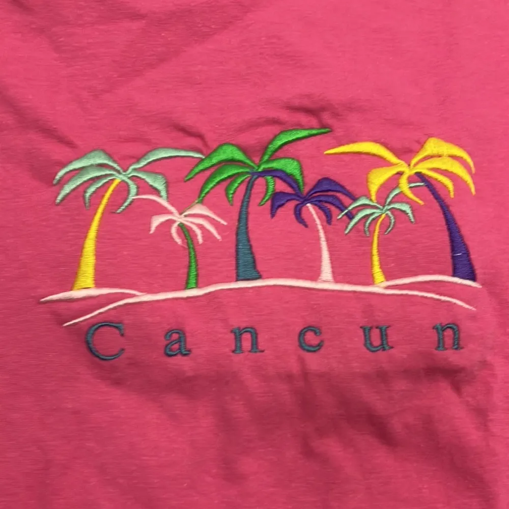 Bubble gum pink Cancun graphic tee shirt size medium - Image 2