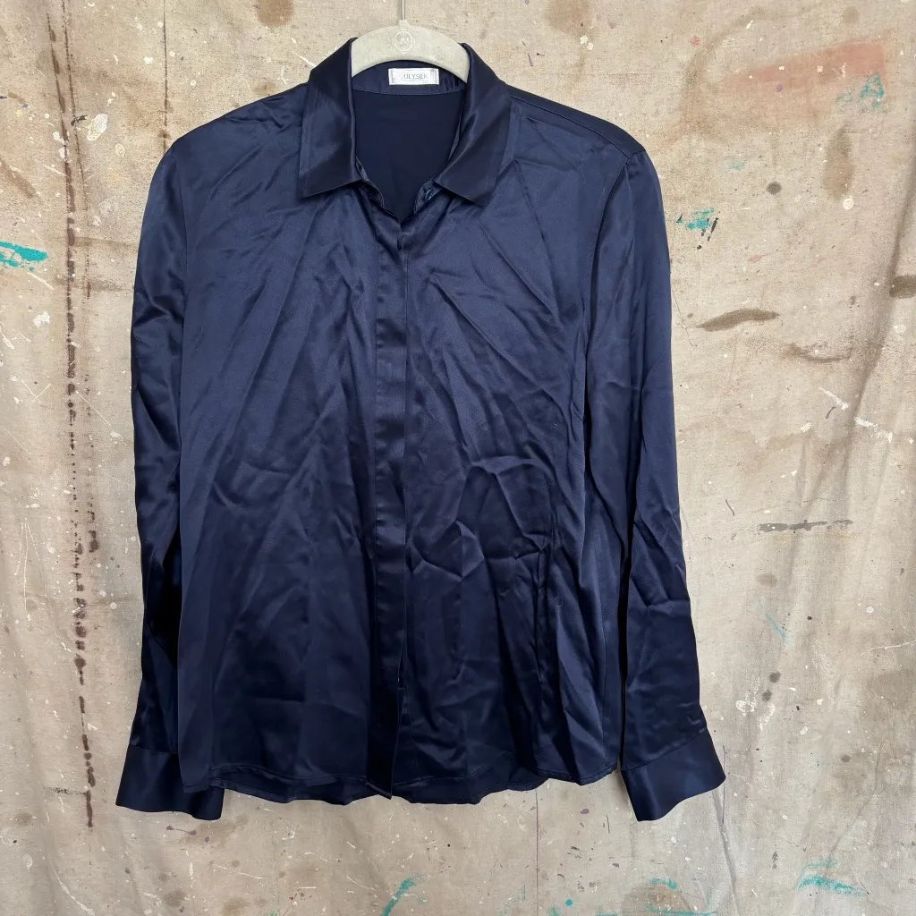 Lily Silk Basic Concealed Placket Silk Shirt in Navy Blue - Image 2