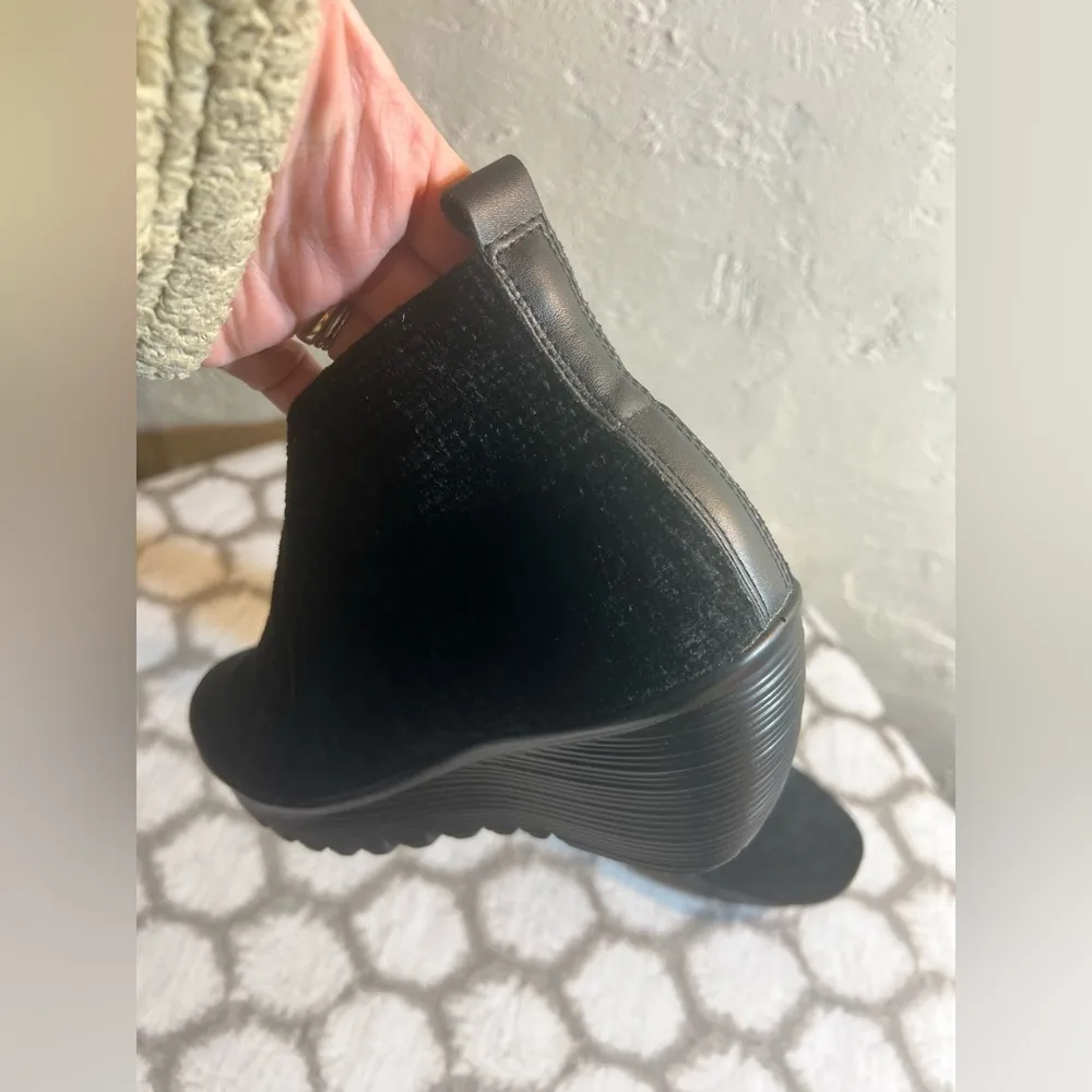 Bernie Mev Black Women's Ankle Boots, chenille warm and great for cooler weather Size 7 - Image 3