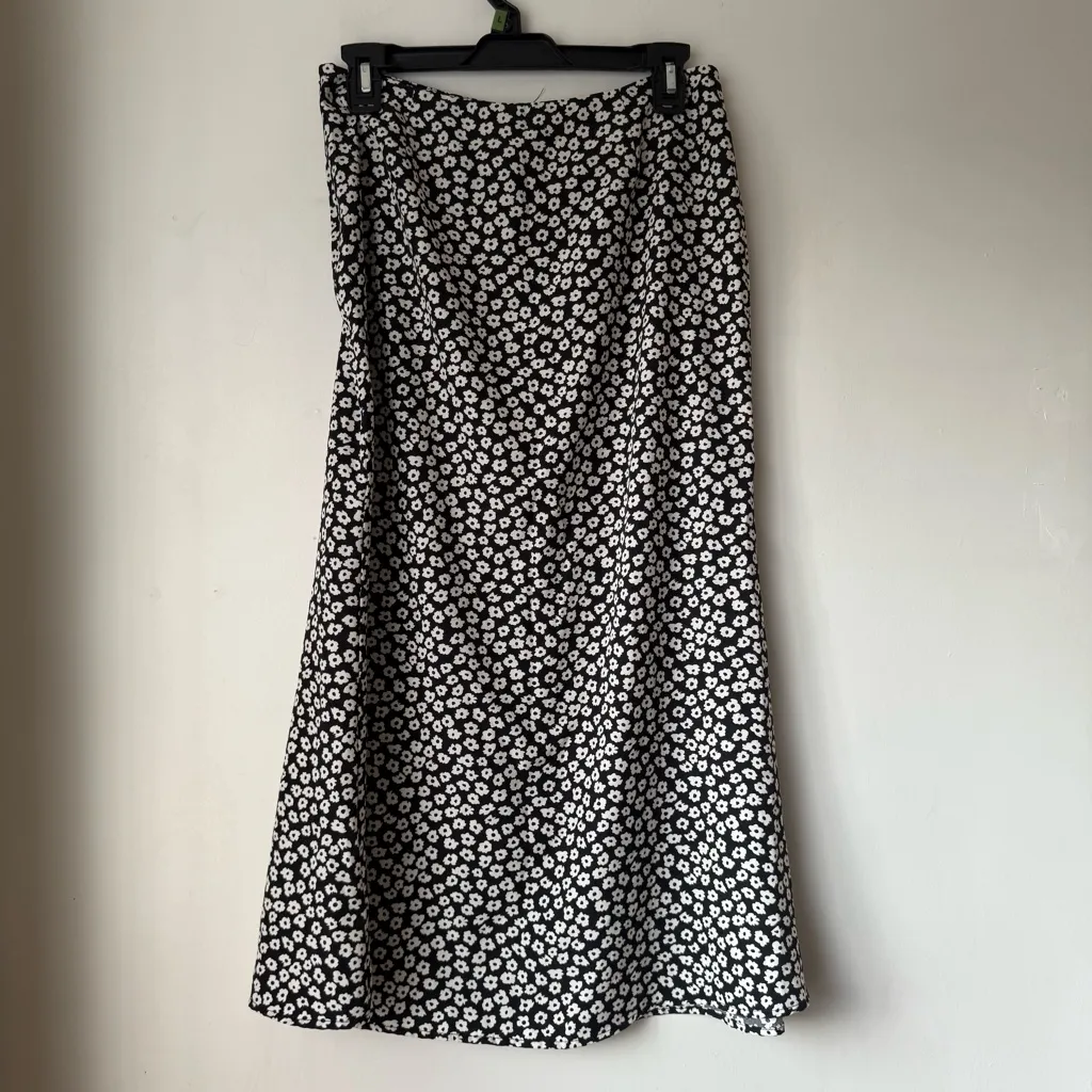 Things Between Black & White Floral Midi Skirt M Size M - Image 2