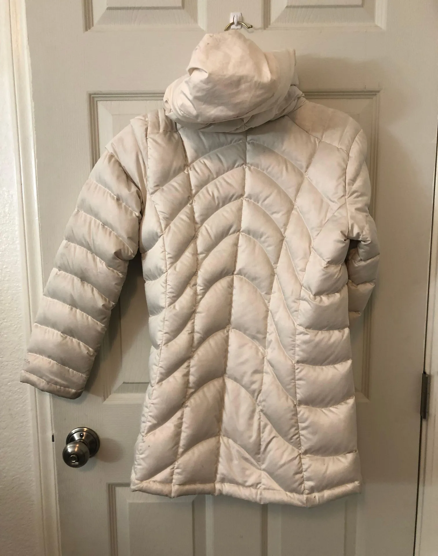 White puffy winter jacket - Image 3