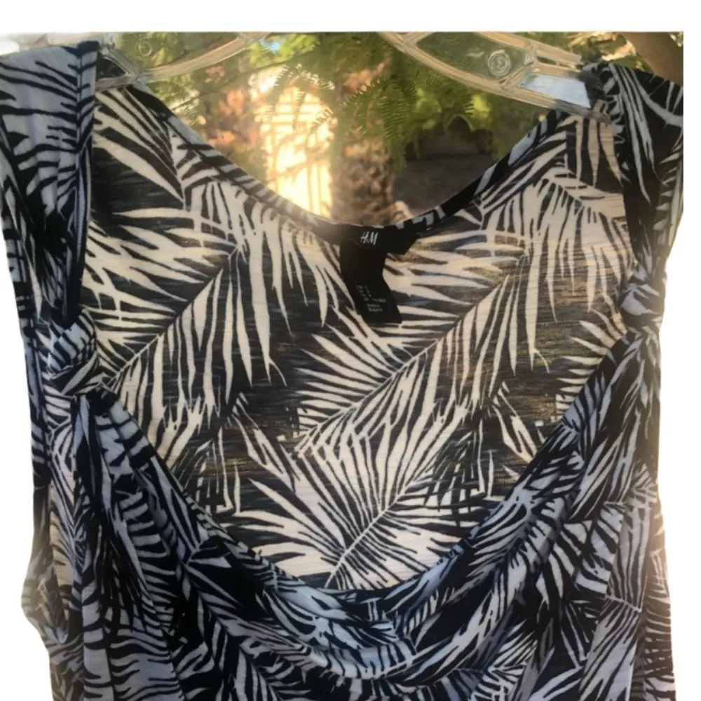 H & M Sleeveless Fern Leaf Sleeveless Top Black & white  S - Image 4