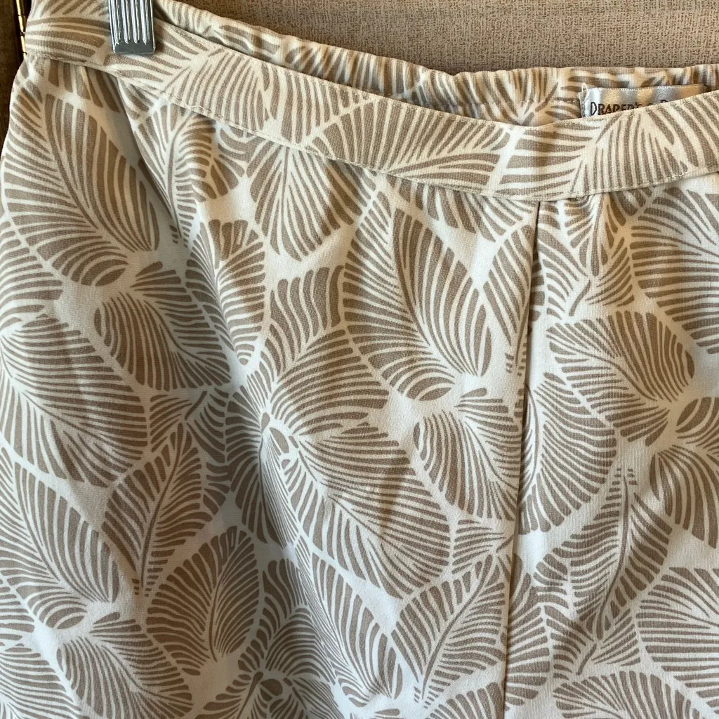 Draper's & Damon's Beige Patterned shorts petite xl Tan Size undefined - Image 3