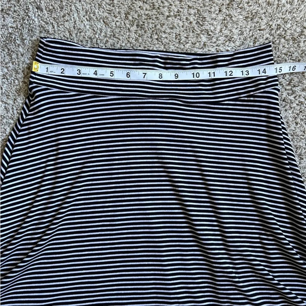 🦋 Old Navy Black White Striped Mini Midi Skirt A-Line Stretch Comfy Medium - Image 6